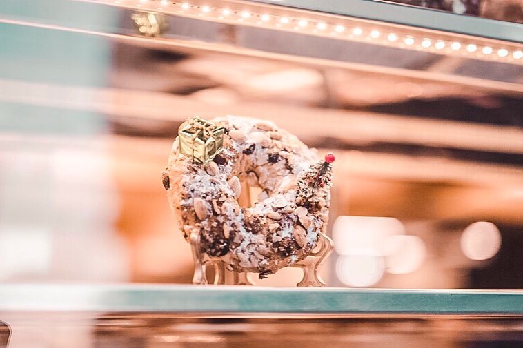 ð ð You know Christmas is close when you start seeing the colourful and festive âbolo reiâ (kingsâ cake) popping up in bakery windows all around Lisbon.