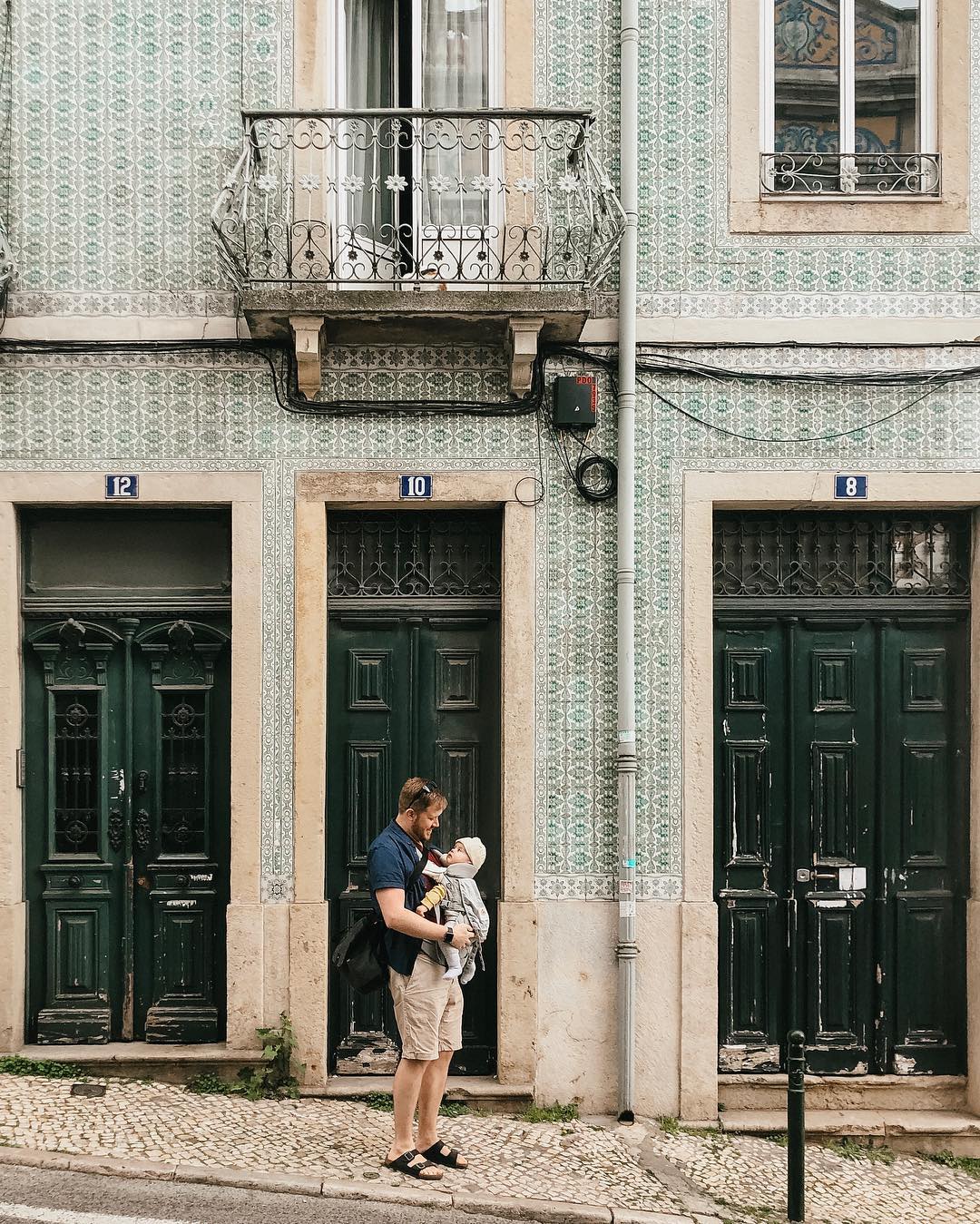 Weekends are for wandering with these two ð Hitting up the Principe Real organic market this morning, followed by coffee (and cinnamon rolls ð) at nearby @cphcoffeelab.